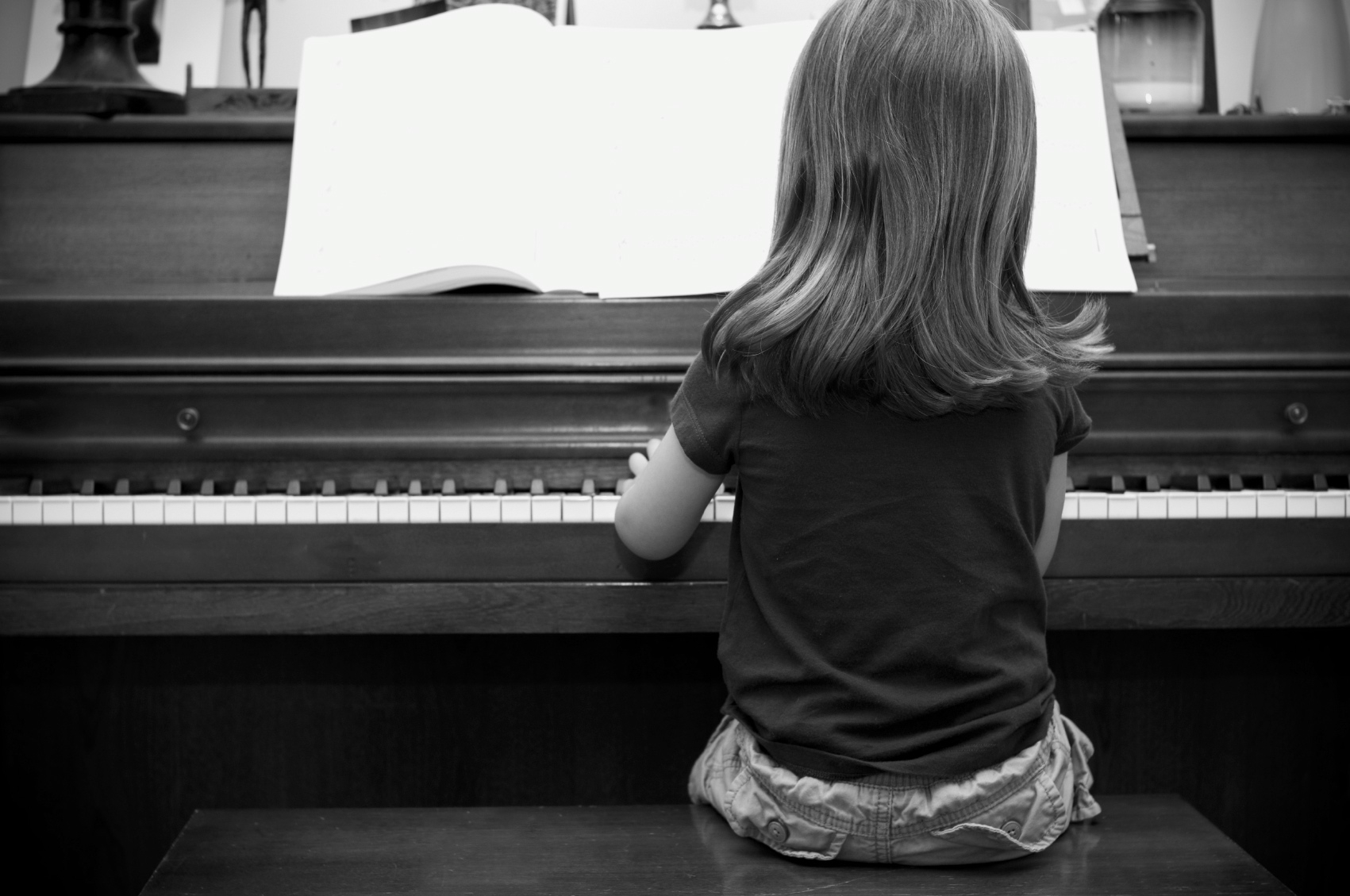 Look she playing the piano. Даун за пианино и компьютером. Girl playing Piano. Girl has a Music Lesson rfhnbyrf для детей. Picture of a girl playing the Piano.